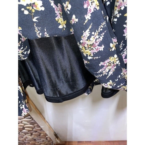 Beautiful floral dress Trimmed In lace size XXXL by RooLee. Lined W/deep Pockets - Picture 6 of 6
